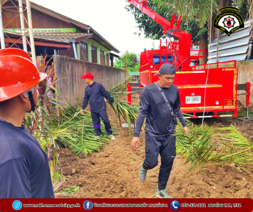 ดับเพลิงนครแม่สอด ออกดำเนินการตัดต้นไม้สูงบดบังทัศนวิสัย บริเวณซอย 7 ชุมชนรังแร้ง