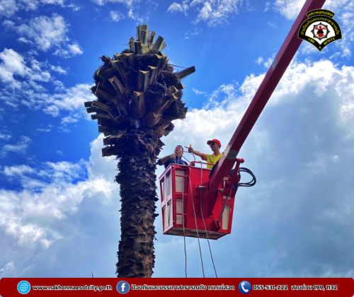 ดับเพลิงนครแม่สอด ออกดำเนินการตัดต้นไม้สูงบดบังทัศนวิสัย บริเวณซอย 7 ชุมชนรังแร้ง