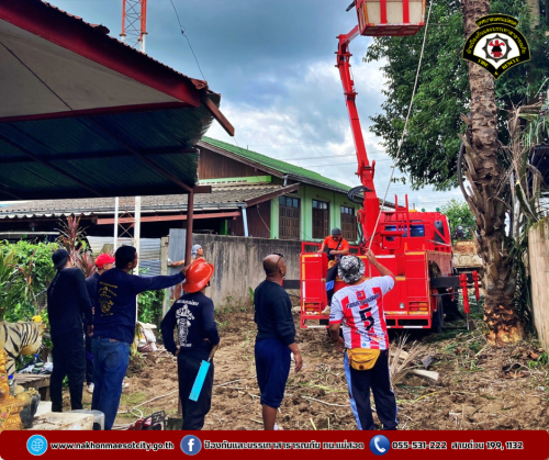 ดับเพลิงนครแม่สอด ออกดำเนินการตัดต้นไม้สูงบดบังทัศนวิสัย บริเวณซอย 7 ชุมชนรังแร้ง