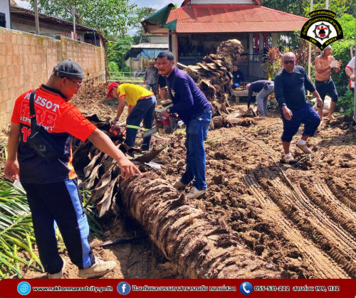 ดับเพลิงนครแม่สอด ออกดำเนินการตัดต้นไม้สูงบดบังทัศนวิสัย บริเวณซอย 7 ชุมชนรังแร้ง