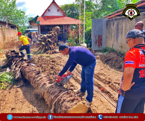 ดับเพลิงนครแม่สอด ออกดำเนินการตัดต้นไม้สูงบดบังทัศนวิสัย บริเวณซอย 7 ชุมชนรังแร้ง