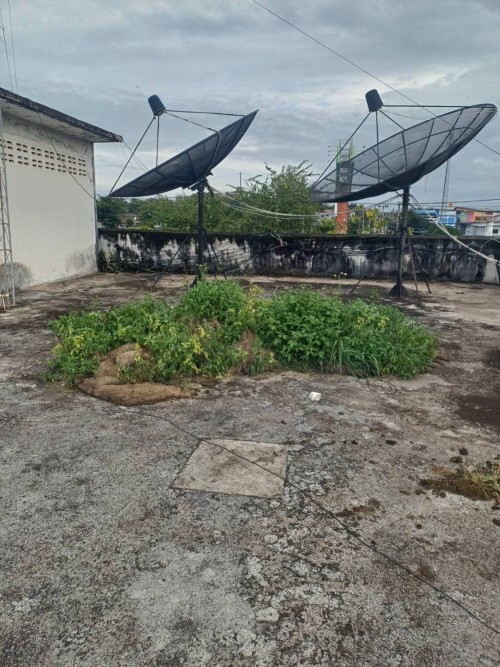 เจ้าหน้าที่กองยุทธศาสตร์และงบประมาณ ดำเนินการตามคำร้องขอตรวจสอบและซ่อมแซมเคเบิ้ลทีวี เพื่อการศึกษาเทศบาลนครแม่สอด