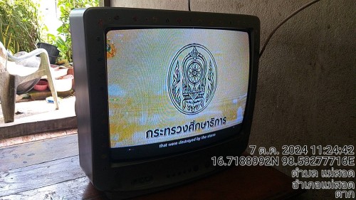 เจ้าหน้าที่กองยุทธศาสตร์และงบประมาณ ดำเนินการตรวจสอบและซ่อมแซมเคเบิ้ลทีวี เพื่อการศึกษาเทศบาลนครแม่สอด