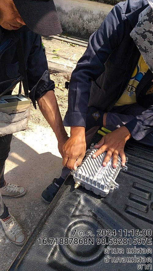 เจ้าหน้าที่กองยุทธศาสตร์และงบประมาณ ดำเนินการตรวจสอบและซ่อมแซมเคเบิ้ลทีวี เพื่อการศึกษาเทศบาลนครแม่สอด