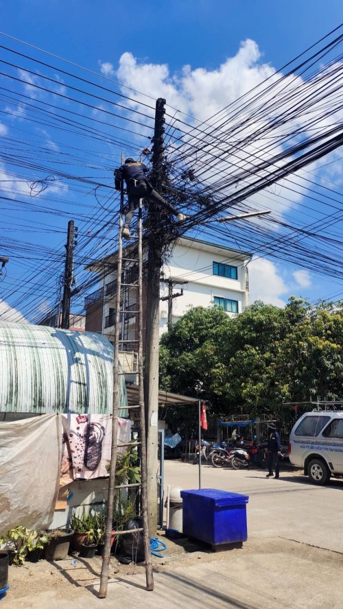 เจ้าหน้าที่กองยุทธศาสตร์และงบประมาณ ดำเนินการตรวจสอบและซ่อมแซมเคเบิ้ลทีวี เพื่อการศึกษาเทศบาลนครแม่สอด