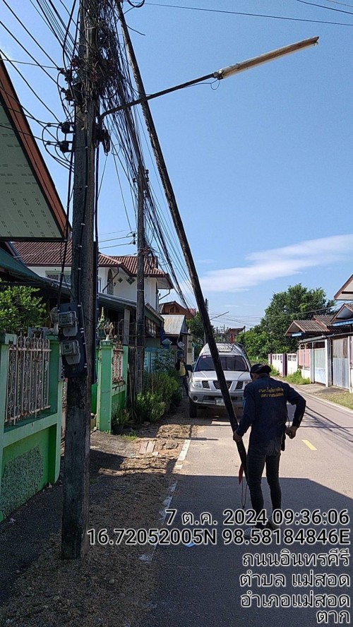 เจ้าหน้าที่กองยุทธศาสตร์และงบประมาณ ดำเนินการตรวจสอบและซ่อมแซมเคเบิ้ลทีวี เพื่อการศึกษาเทศบาลนครแม่สอด