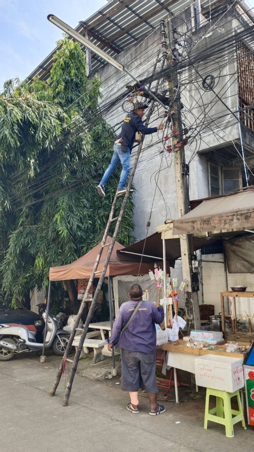 เจ้าหน้าที่กองยุทธศาสตร์และงบประมาณ ดำเนินการตามคำร้องขอตรวจสอบและซ่อมแซมเคเบิ้ลทีวี เพื่อการศึกษาเทศบาลนครแม่สอด