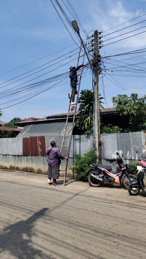 เจ้าหน้าที่กองยุทธศาสตร์และงบประมาณ ดำเนินการตามคำร้องขอตรวจสอบและซ่อมแซมเคเบิ้ลทีวี เพื่อการศึกษาเทศบาลนครแม่สอด
