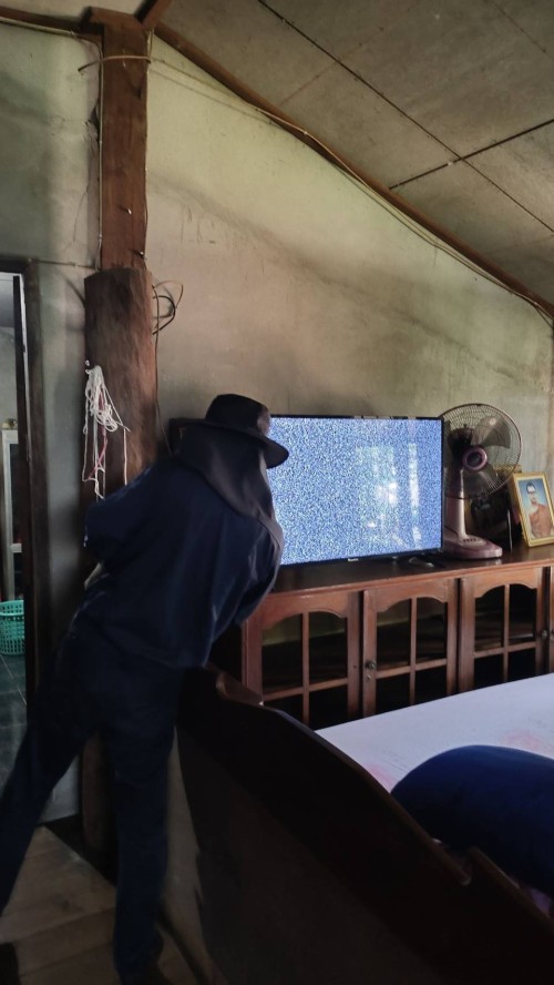 เจ้าหน้าที่กองยุทธศาสตร์และงบประมาณ ดำเนินการตามคำร้องขอตรวจสอบและซ่อมแซมเคเบิ้ลทีวี เพื่อการศึกษาเทศบาลนครแม่สอด