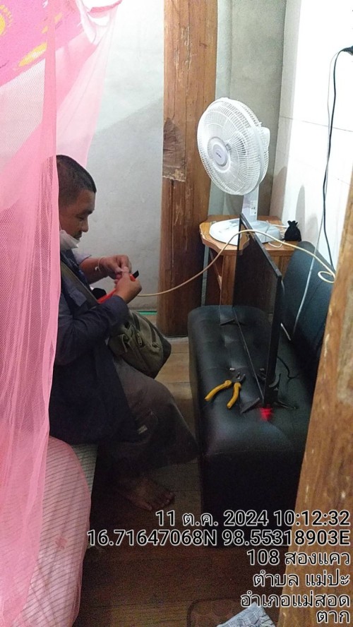 เจ้าหน้าที่กองยุทธศาสตร์และงบประมาณ ดำเนินการตามคำร้องขอตรวจสอบและซ่อมแซมเคเบิ้ลทีวี เพื่อการศึกษาเทศบาลนครแม่สอด