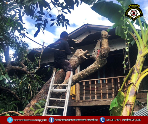 ดับเพลิงนครแม่สอด ดำเนินการตัดต้นไม้โค่นล้ม ทับบ้านเรือนประชาชน บริเวณชุมชนอิสลาม