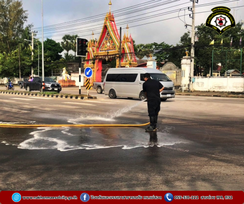 ดับเพลิงนครแม่สอด ดำเนินการฉีดล้างทำความสะอาดถนน เนื่องจากถนนลื่น บริเวณแยกดอนแก้ว