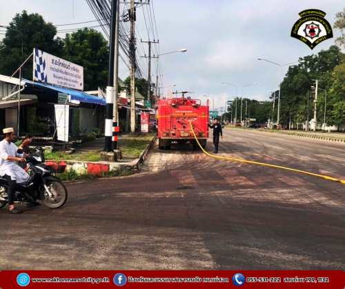 ดับเพลิงนครแม่สอด ดำเนินการฉีดล้างทำความสะอาดถนน เนื่องจากถนนลื่น บริเวณแยกดอนแก้ว