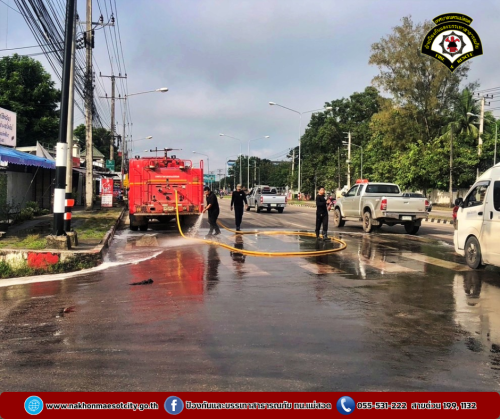 ดับเพลิงนครแม่สอด ดำเนินการฉีดล้างทำความสะอาดถนน เนื่องจากถนนลื่น บริเวณแยกดอนแก้ว