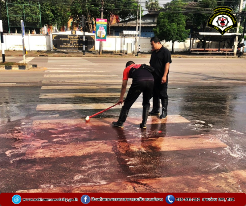 ดับเพลิงนครแม่สอด ดำเนินการฉีดล้างทำความสะอาดถนน เนื่องจากถนนลื่น บริเวณแยกดอนแก้ว