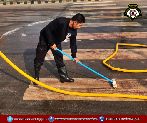 ดับเพลิงนครแม่สอด ดำเนินการฉีดล้างทำความสะอาดถนน เนื่องจากถนนลื่น บริเวณแยกดอนแก้ว