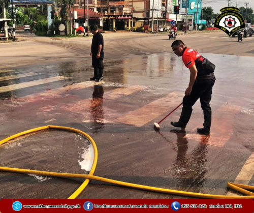 ดับเพลิงนครแม่สอด ดำเนินการฉีดล้างทำความสะอาดถนน เนื่องจากถนนลื่น บริเวณแยกดอนแก้ว