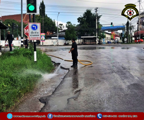 ดับเพลิงนครแม่สอด ดำเนินการฉีดล้างทำความสะอาดถนน เนื่องจากถนนลื่น บริเวณแยกดอนแก้ว