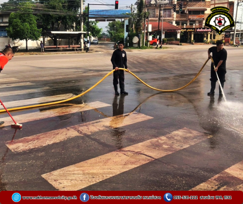 ดับเพลิงนครแม่สอด ดำเนินการฉีดล้างทำความสะอาดถนน เนื่องจากถนนลื่น บริเวณแยกดอนแก้ว