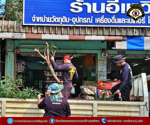 ดับเพลิงนครแม่สอด ออกดำเนินการตัดต้นไม้พาดผ่านสายสื่อสาร บริเวณใกล้เคียงร้านอี้เหวิน ถนนประสาทวิถี