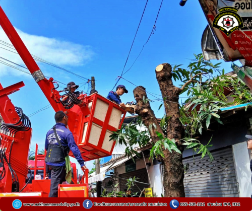 ดับเพลิงนครแม่สอด ออกดำเนินการตัดต้นไม้พาดผ่านสายสื่อสาร บริเวณใกล้เคียงร้านอี้เหวิน ถนนประสาทวิถี