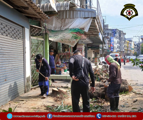 ดับเพลิงนครแม่สอด ออกดำเนินการตัดต้นไม้พาดผ่านสายสื่อสาร บริเวณใกล้เคียงร้านอี้เหวิน ถนนประสาทวิถี