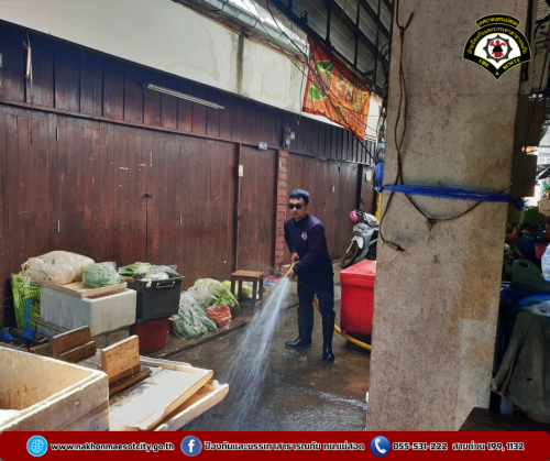 ดับเพลิงนครแม่สอด ร่วมกองสาธารณสุขและสิ่งแวดล้อม ออกดำเนินการฉีดล้างทำความสะอาดตลาดสดในเขตเทศบาลนครแม่สอด