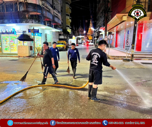 ดับเพลิงนครแม่สอด ร่วมกองสาธารณสุขและสิ่งแวดล้อม ออกดำเนินการฉีดล้างทำความสะอาดตลาดสดในเขตเทศบาลนครแม่สอด