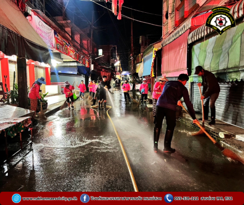 ดับเพลิงนครแม่สอด ร่วมกองสาธารณสุขและสิ่งแวดล้อม ออกดำเนินการฉีดล้างทำความสะอาดตลาดสดในเขตเทศบาลนครแม่สอด
