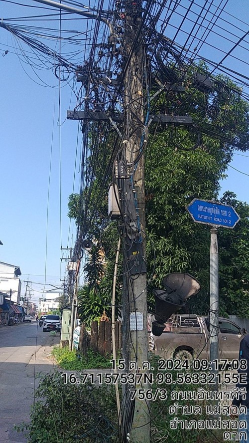 เจ้าหน้าที่กองยุทธศาสตร์และงบประมาณ ดำเนินการซ่อมแซมเคเบิ้ลทีวี เพื่อการศึกษาเทศบาลนครแม่สอด