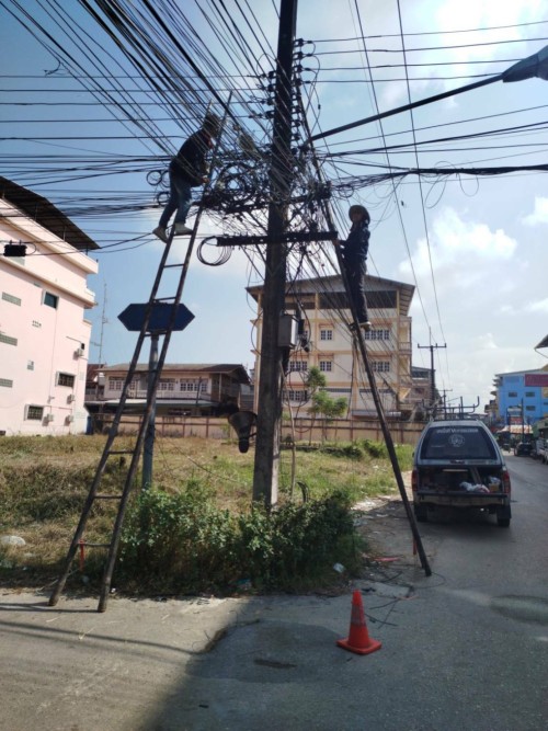 เจ้าหน้าที่กองยุทธศาสตร์และงบประมาณ ดำเนินการซ่อมแซมเคเบิ้ลทีวี เพื่อการศึกษาเทศบาลนครแม่สอด