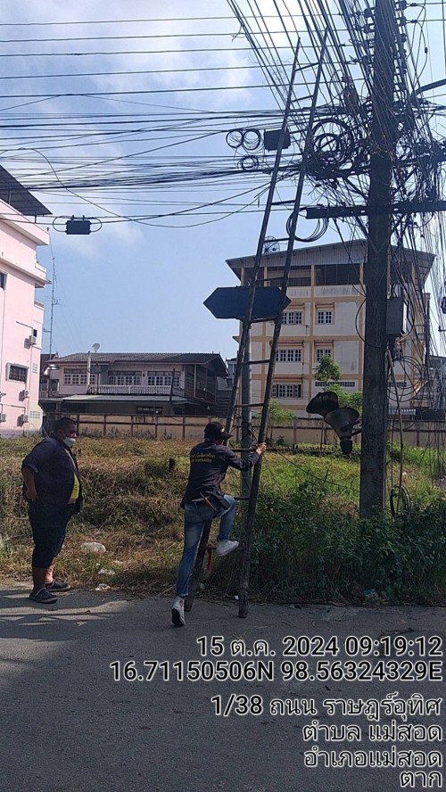 เจ้าหน้าที่กองยุทธศาสตร์และงบประมาณ ดำเนินการซ่อมแซมเคเบิ้ลทีวี เพื่อการศึกษาเทศบาลนครแม่สอด