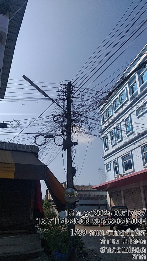 เจ้าหน้าที่กองยุทธศาสตร์และงบประมาณ ดำเนินการซ่อมแซมเคเบิ้ลทีวี เพื่อการศึกษาเทศบาลนครแม่สอด