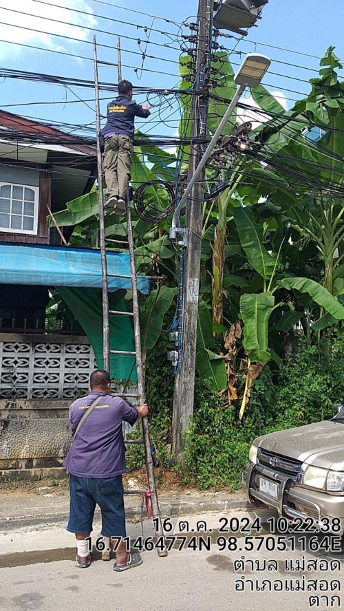เจ้าหน้าที่กองยุทธศาสตร์และงบประมาณ ดำเนินการตามคำร้องขอตรวจสอบและซ่อมแซมเคเบิ้ลทีวี เพื่อการศึกษาเทศบาลนครแม่สอด