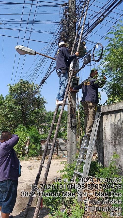 เจ้าหน้าที่กองยุทธศาสตร์และงบประมาณ ดำเนินการตามคำร้องขอตรวจสอบและซ่อมแซมเคเบิ้ลทีวี เพื่อการศึกษาเทศบาลนครแม่สอด