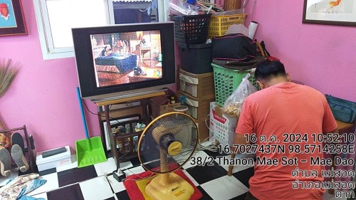 เจ้าหน้าที่กองยุทธศาสตร์และงบประมาณ ดำเนินการตามคำร้องขอตรวจสอบและซ่อมแซมเคเบิ้ลทีวี เพื่อการศึกษาเทศบาลนครแม่สอด