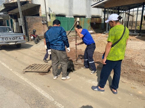 เปลี่ยนฝาท่อระบายน้ำ บริเวณถนนหน้าโรงแรมเดอะทีค