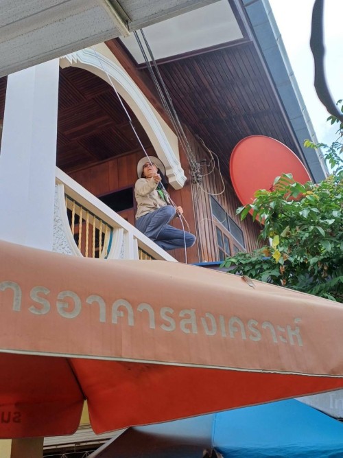 เจ้าหน้าที่กองยุทธศาสตร์และงบประมาณ ดำเนินการตามคำร้องขอตรวจสอบ และซ่อมแซมเคเบิ้ลทีวี เพื่อการศึกษาเทศบาลนครแม่สอด