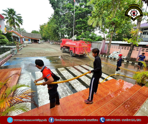 ดับเพลิงนครแม่สอด ออกดำเนินการฉีดล้างทำความสะอาด ลานอเนกประสงค์ของเรือนจำอำเภอแม่สอด