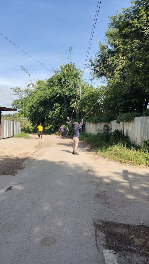 เจ้าหน้าที่กองยุทธศาสตร์และงบประมาณ ดำเนินการตรวจสอบและซ่อมแซมเคเบิ้ลทีวี เพื่อการศึกษาเทศบาลนครแม่สอด