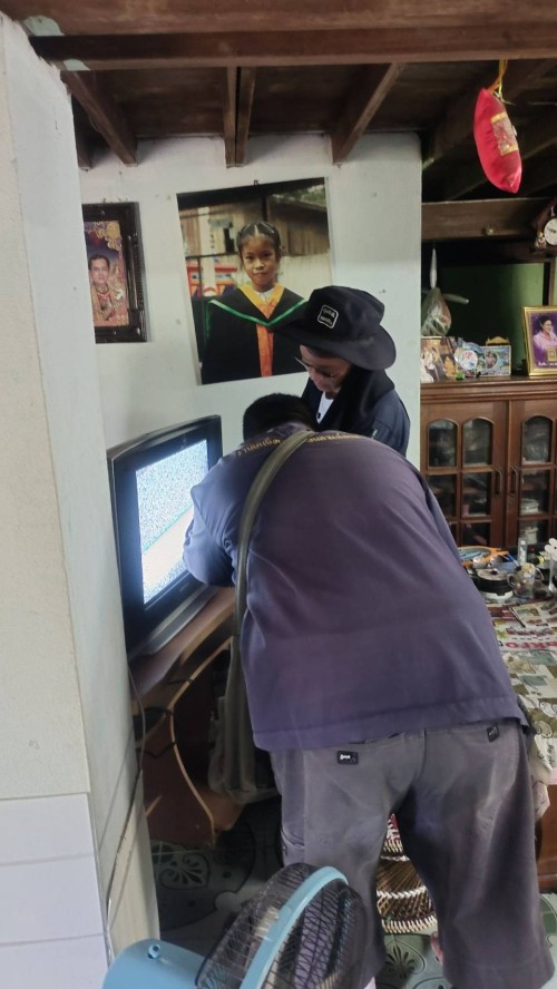 เจ้าหน้าที่กองยุทธศาสตร์และงบประมาณ ดำเนินการตามคำร้องขอตรวจสอบ และซ่อมแซมเคเบิ้ลทีวี เพื่อการศึกษาเทศบาลนครแม่สอด