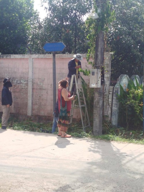 เจ้าหน้าที่กองยุทธศาสตร์และงบประมาณ ดำเนินการตรวจสอบและซ่อมแซมเคเบิ้ลทีวี เพื่อการศึกษาเทศบาลนครแม่สอด