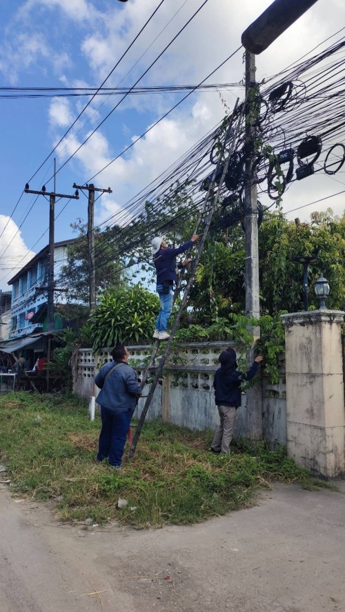 เจ้าหน้าที่กองยุทธศาสตร์และงบประมาณ ดำเนินการตรวจสอบและซ่อมแซมเคเบิ้ลทีวี เพื่อการศึกษาเทศบาลนครแม่สอด