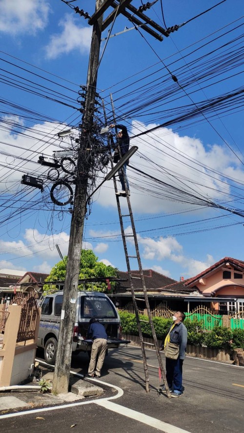 เจ้าหน้าที่กองยุทธศาสตร์และงบประมาณ ดำเนินการตรวจสอบและซ่อมแซมเคเบิ้ลทีวี เพื่อการศึกษาเทศบาลนครแม่สอด