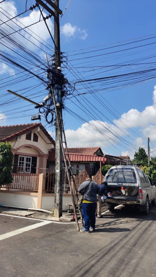 เจ้าหน้าที่กองยุทธศาสตร์และงบประมาณ ดำเนินการตรวจสอบและซ่อมแซมเคเบิ้ลทีวี เพื่อการศึกษาเทศบาลนครแม่สอด