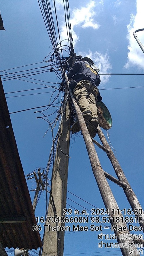 เจ้าหน้าที่กองยุทธศาสตร์และงบประมาณ ดำเนินการซ่อมแซมเคเบิ้ลทีวี  เพื่อการศึกษาเทศบาลนครแม่สอด