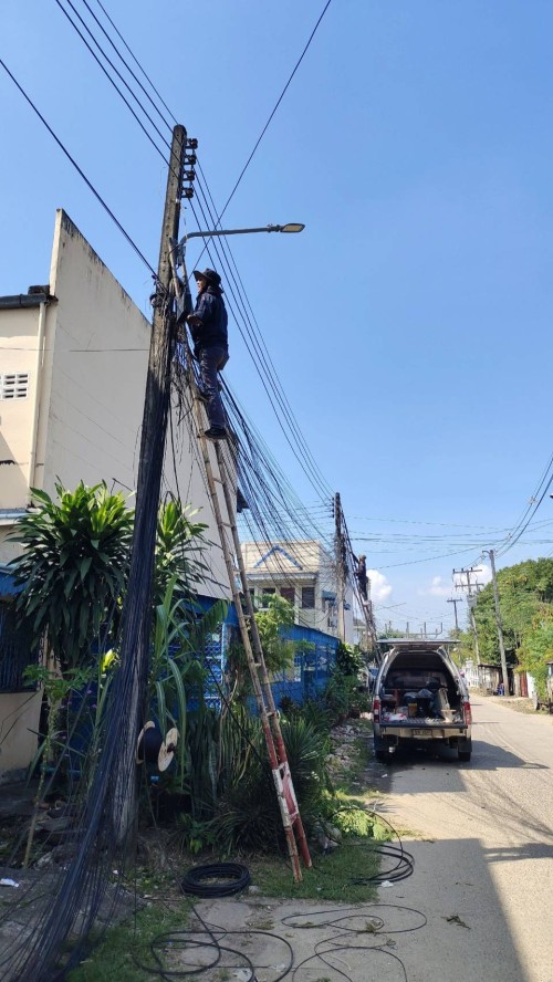 เจ้าหน้าที่กองยุทธศาสตร์และงบประมาณ ดำเนินการซ่อมแซมเคเบิ้ลทีวี  เพื่อการศึกษาเทศบาลนครแม่สอด
