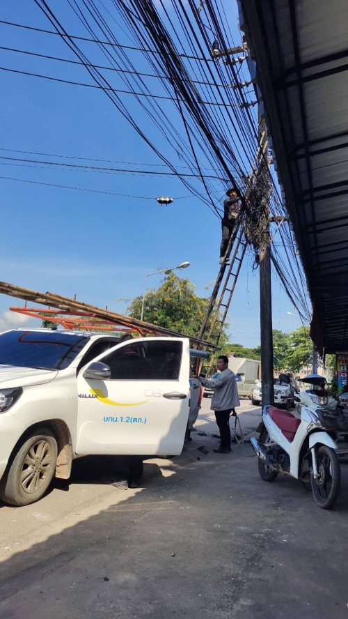 เจ้าหน้าที่กองยุทธศาสตร์และงบประมาณ ดำเนินการซ่อมแซมเคเบิ้ลทีวี  เพื่อการศึกษาเทศบาลนครแม่สอด