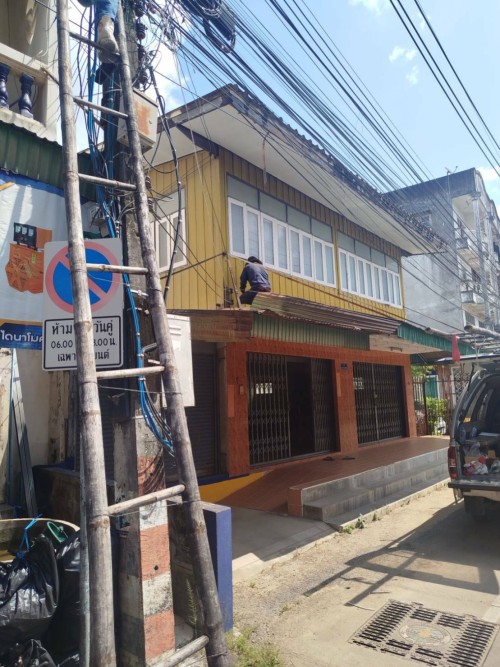 เจ้าหน้าที่กองยุทธศาสตร์และงบประมาณ ดำเนินการตามคำร้องขอติดตั้ง  และซ่อมแซมเคเบิ้ลทีวี เพื่อการศึกษาเทศบาลนครแม่สอด