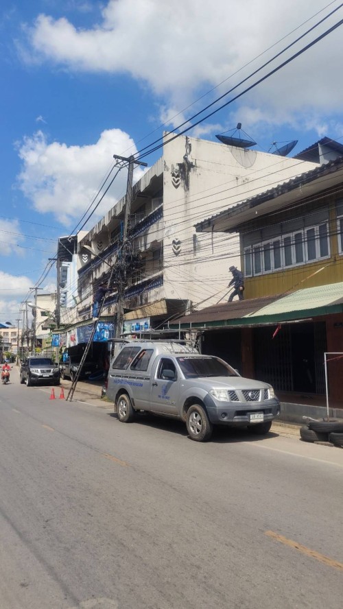 เจ้าหน้าที่กองยุทธศาสตร์และงบประมาณ ดำเนินการตามคำร้องขอติดตั้ง  และซ่อมแซมเคเบิ้ลทีวี เพื่อการศึกษาเทศบาลนครแม่สอด